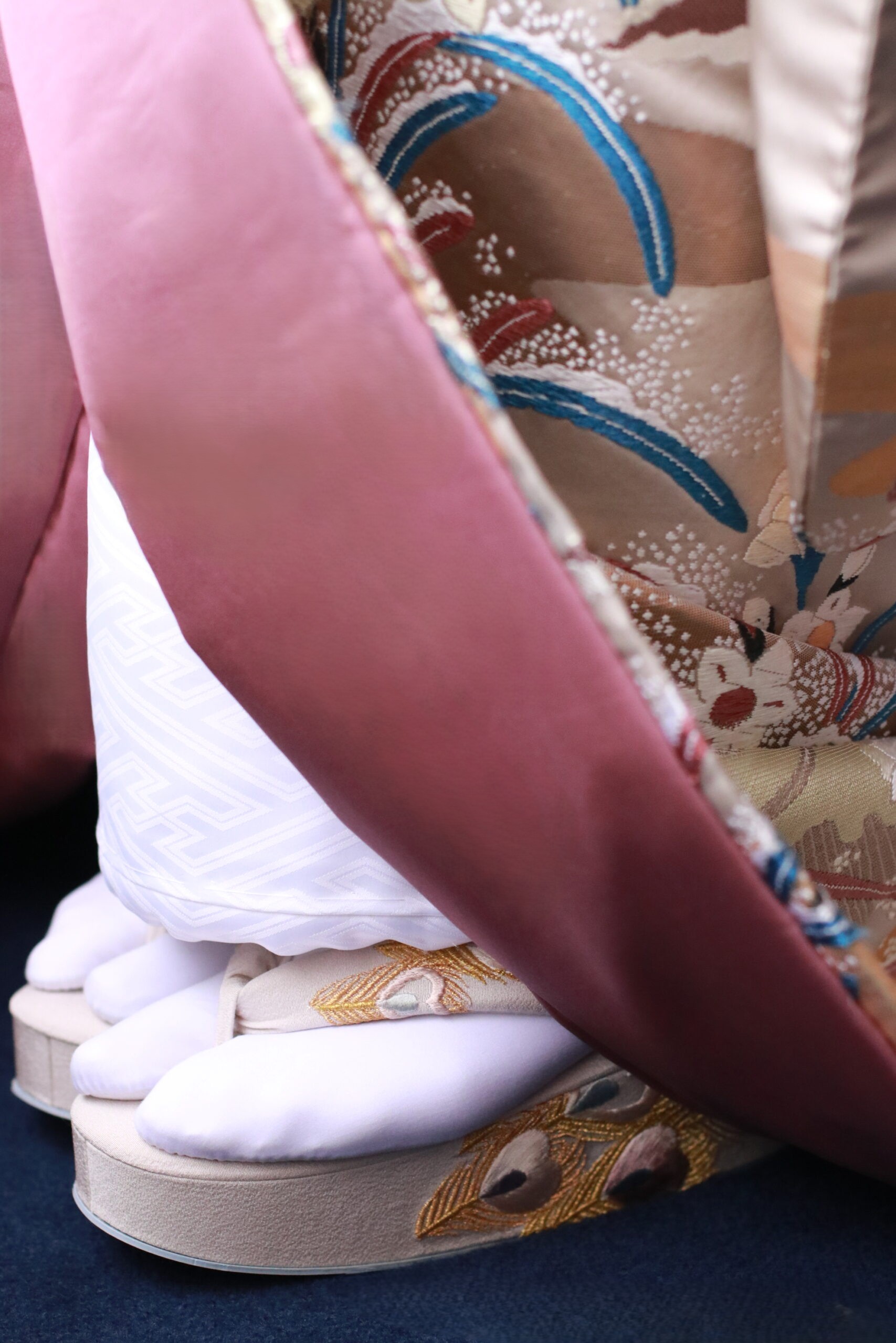 ザトリートドレッシングアディション店で取り扱っている孔雀の羽の刺繍の華やかさが特徴的な草履