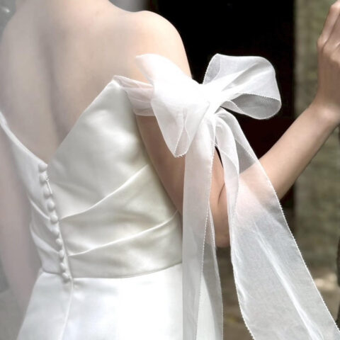 バックスタイルはスタイリッシュで肩のリボンが女性らしい柔らかい雰囲気を演出します