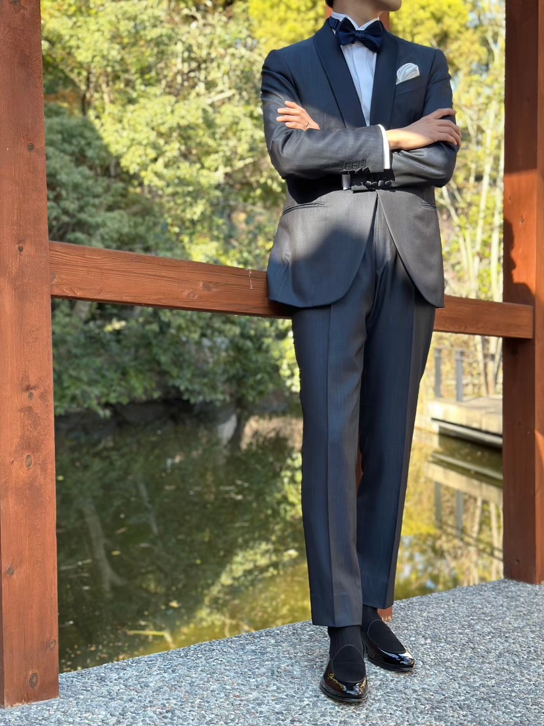 グレーにも見えるネイビーのタキシードは上品さの中にも柔らかさを感じさせます