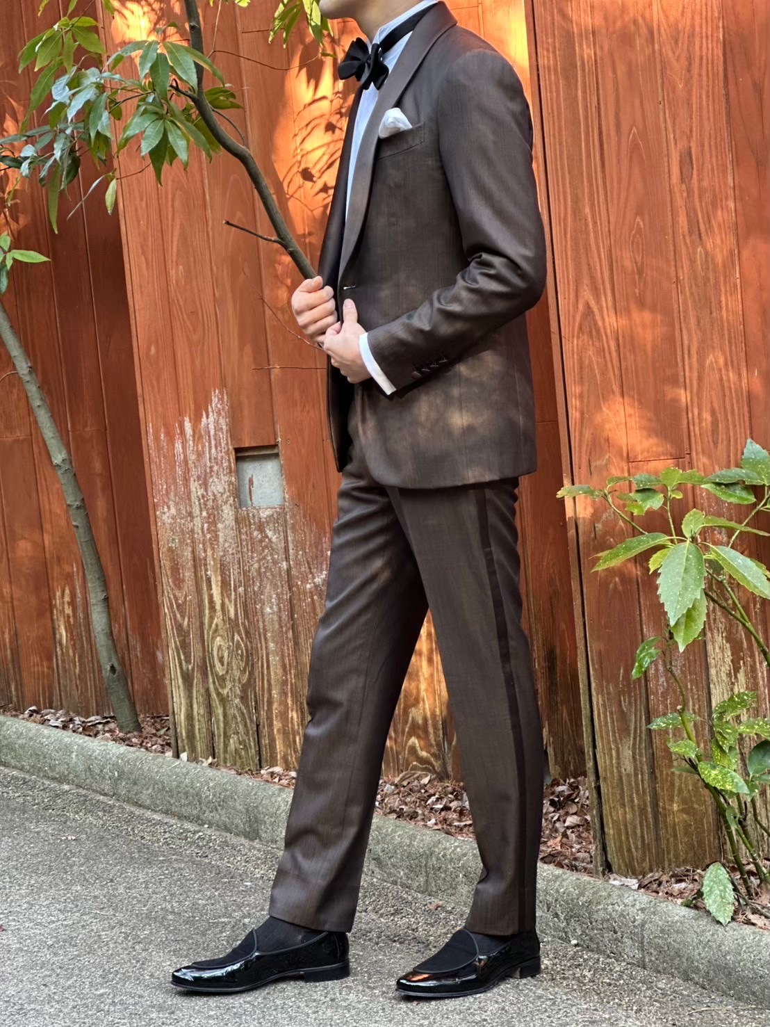 ナチュラルさを感じさせるダークブラウンのお色味は緑が多い会場との相性も良く、お写真にも綺麗に映えます。