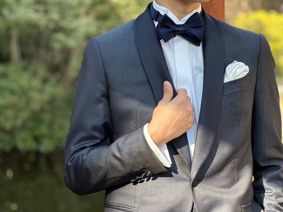 光の当たり具合でお色味の変化を楽しめるのも魅力的なネイビーのタキシード