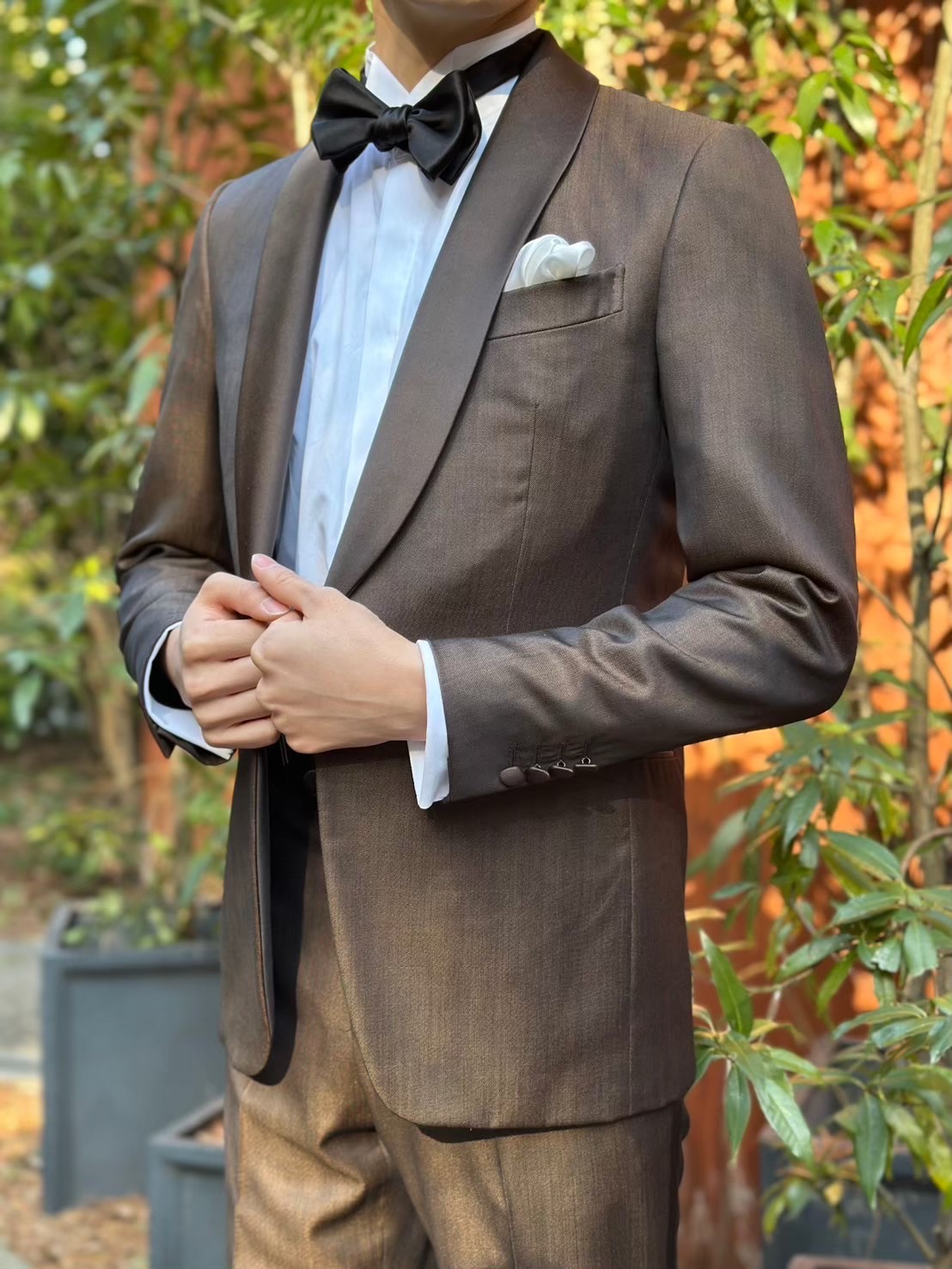 発色の美しいダークブラウンのタキシードは大人の落ち着きを感じさせます