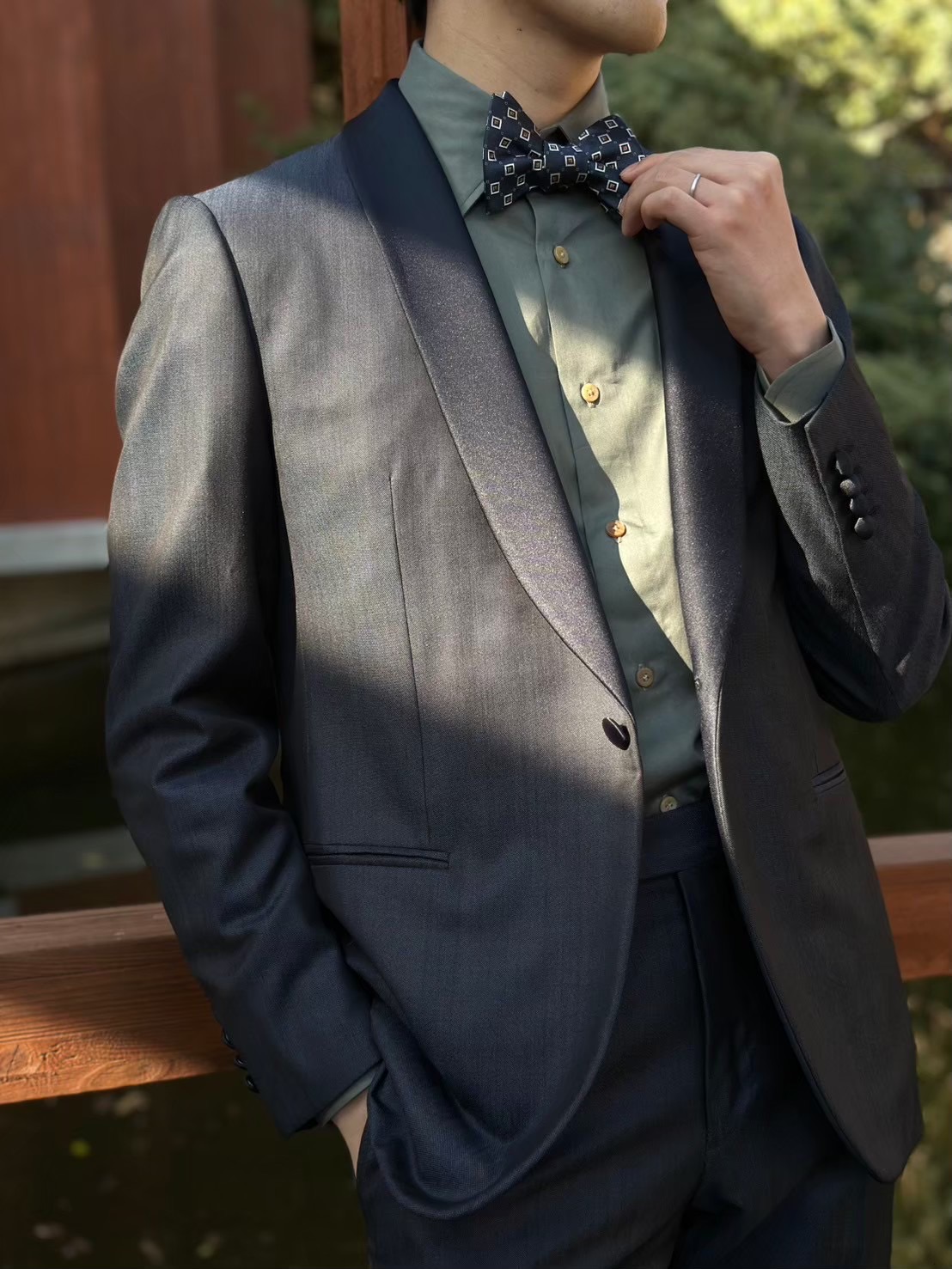 艶のあるドレッシーなシャツに柄のタイを合わせることで、上質な大人のパーティースタイルに昇華してくれます