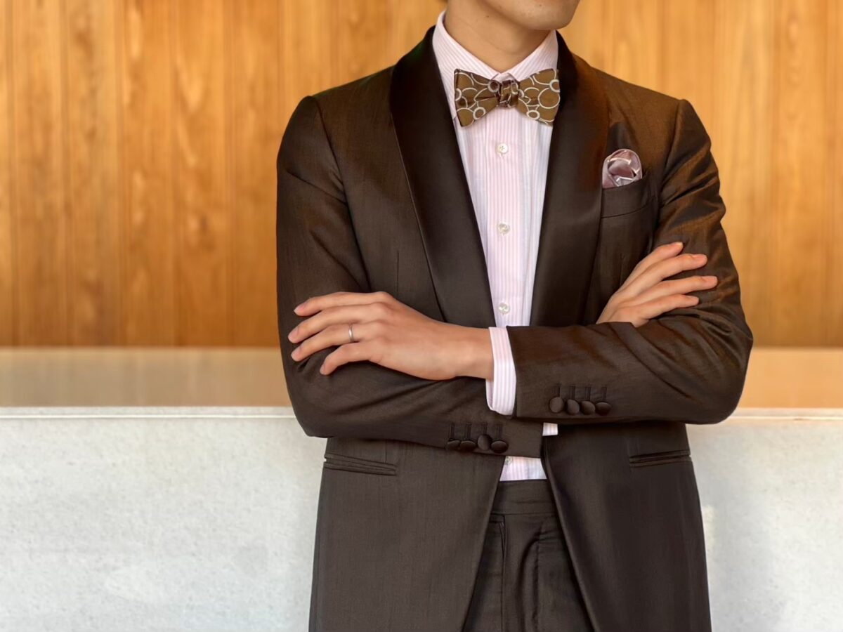 ピンクのストライプシャツを合わせることでドレスダウンしたコーディネートは大人の洒落感を感じさせます