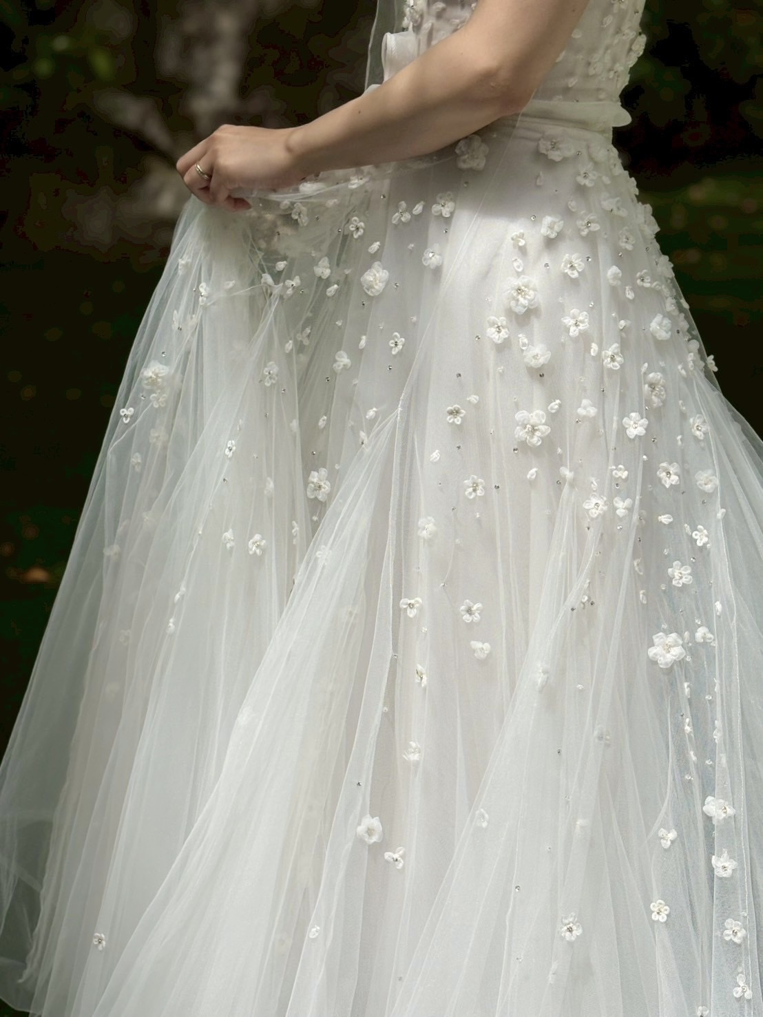 ザ トリートドレッシングよりチュールの透明感が美しいリズ マルチネスのウェディングドレスをご紹介いたします。