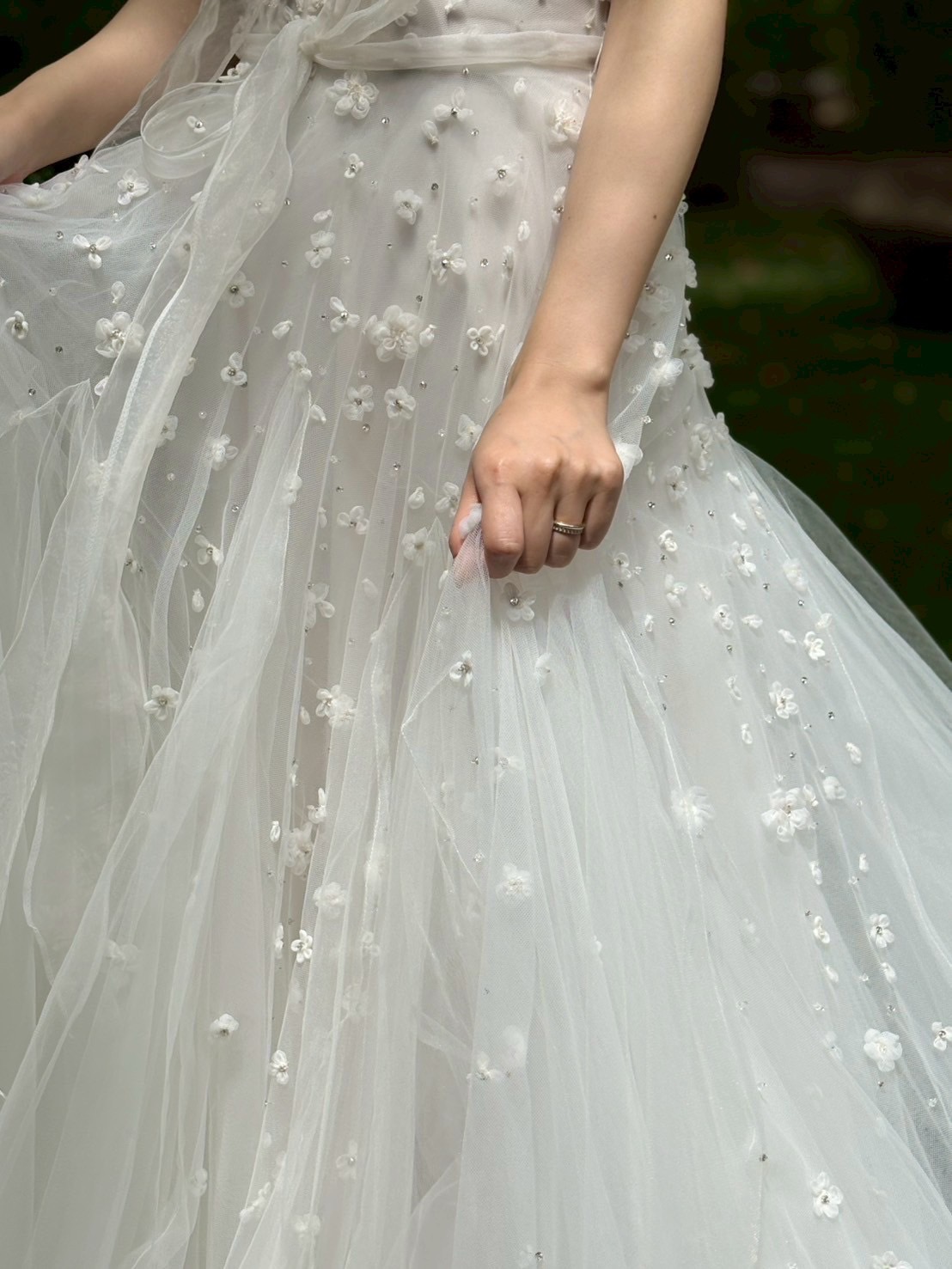 チュールの透明感と繊細な装飾が美しく、ガーデン挙式におすすめのウェディングドレスをご紹介いたします。