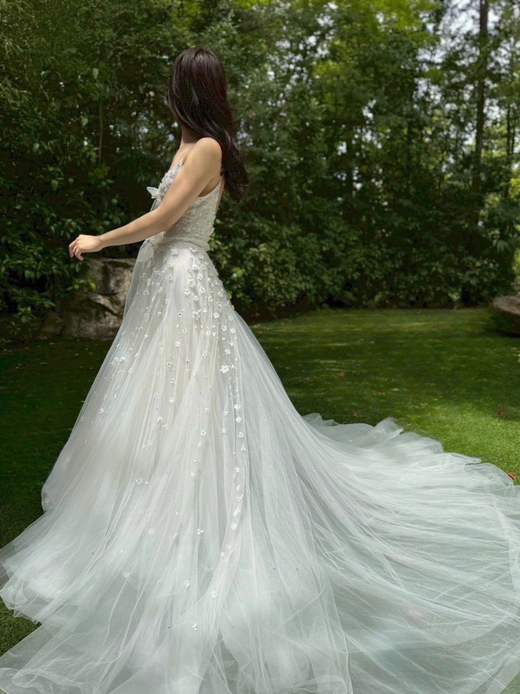 動きに合わせて揺れ動くリボンと柔らかなチュールは花嫁らしい可憐さを演出してくれます。