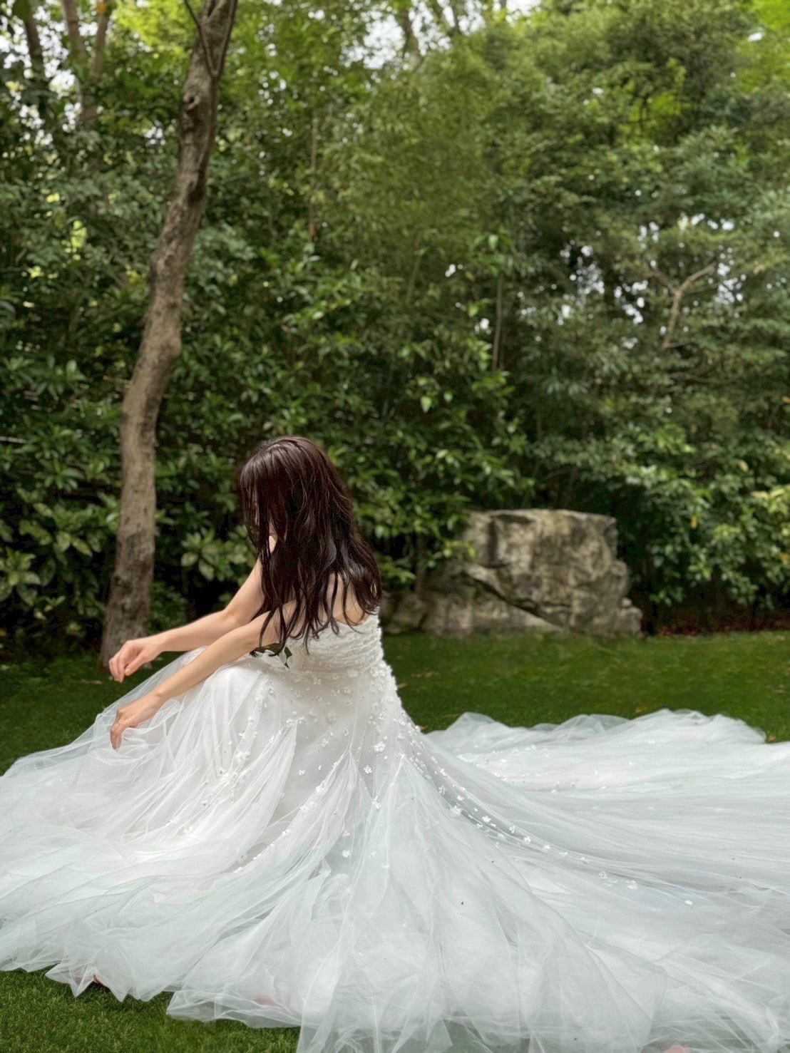 繊細な生地とビジューは自然光が入ることでより透明感を与え、輝きが美しいウェディングドレス。