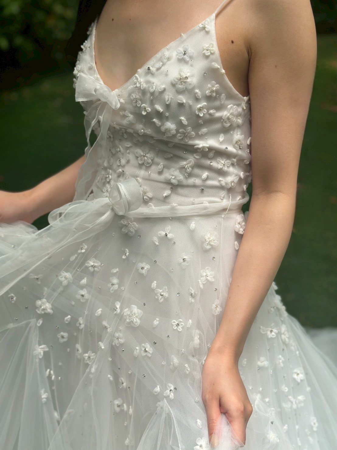 動きに合わせて動くリボンと柔らかなチュールにのるお花は花嫁を幸福感で満たし、見る人も魅力されます。