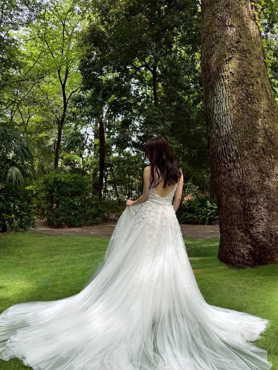 手作業で付けられ、360度惜しみなく付けられたフラワーモチーフはロマンティックさを演出してくれます。