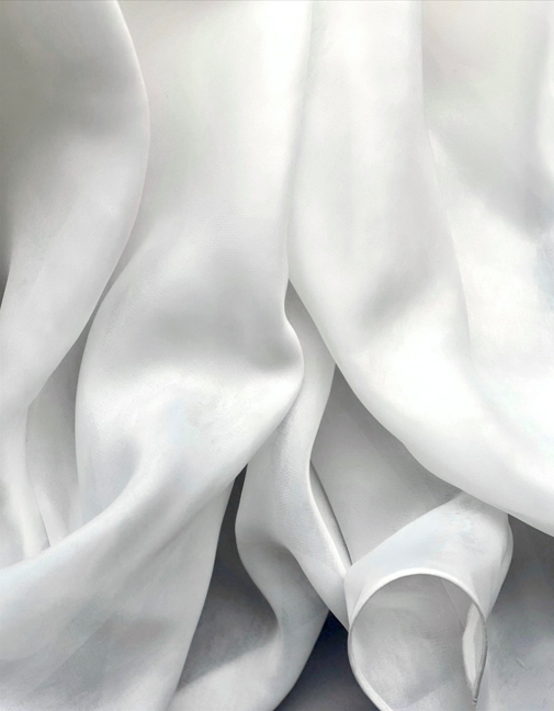 高級なガザール生地をふんだんに使用したプリンセスラインのウェディングドレスです