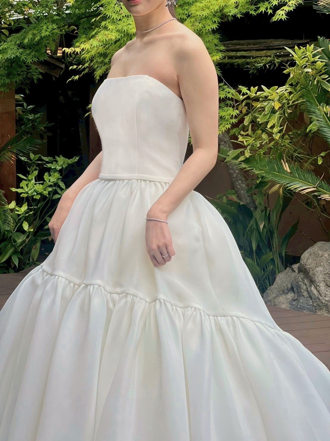 二重に重なるティアドスカートの立体的な美しさが際立つプリンセスラインのウェディングドレス