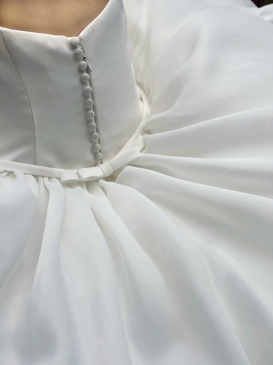 バックスタイルがとても美しいプリンセスラインのウェディングドレス