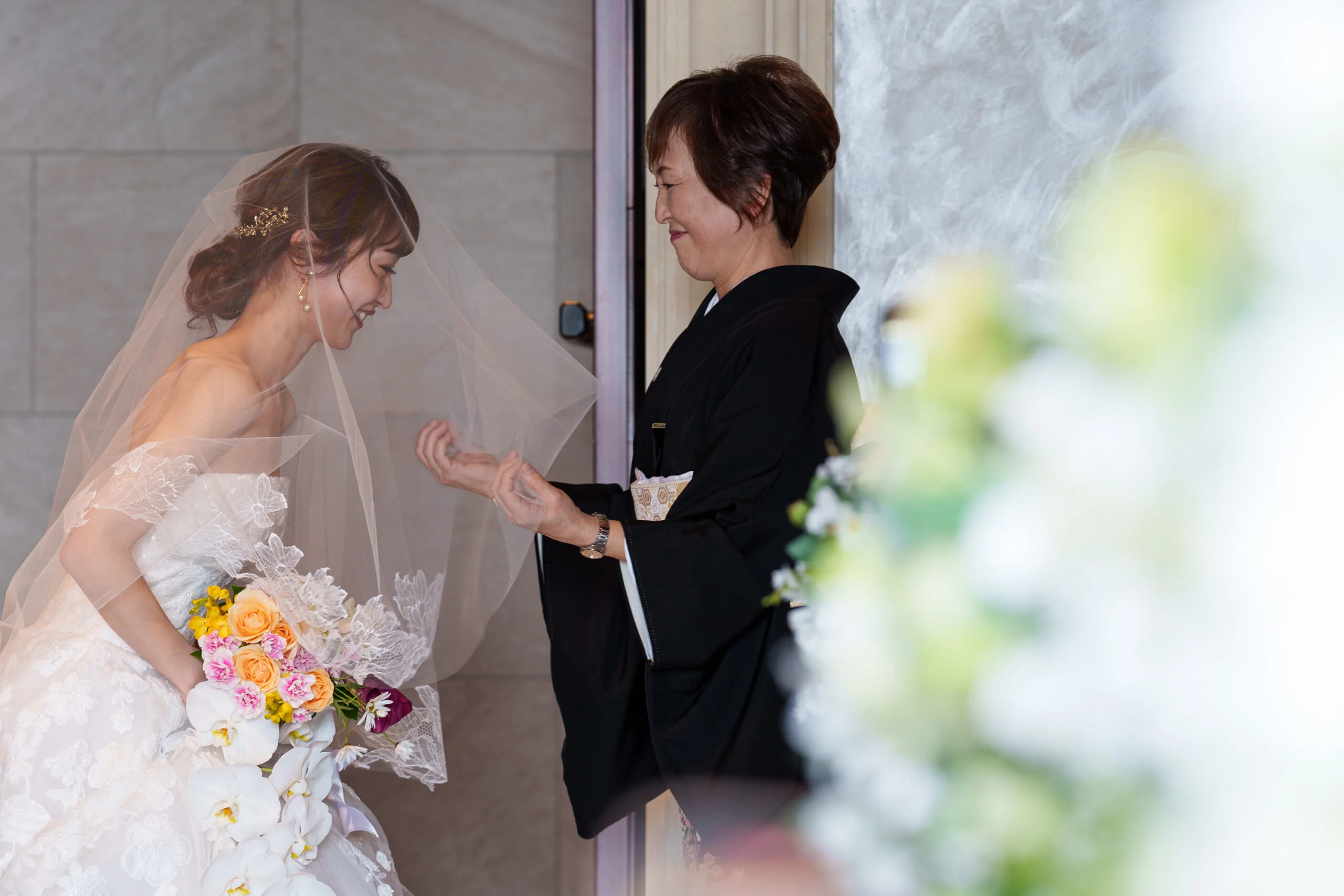 お母様からのベールダウンの瞬間は、こだわりがつまったレースのベールが華やかさを添えてくれます