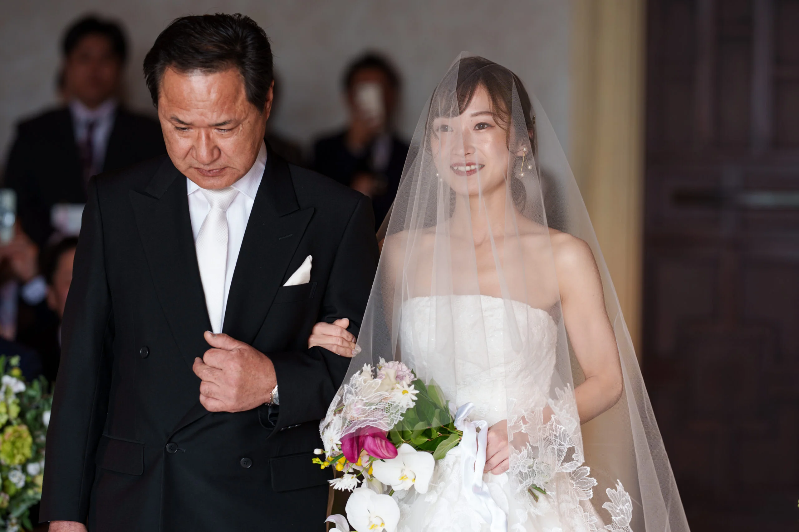 ゲストから注目を集める親子で歩くバージンリードは、トリートオリジナルのベールが映えます