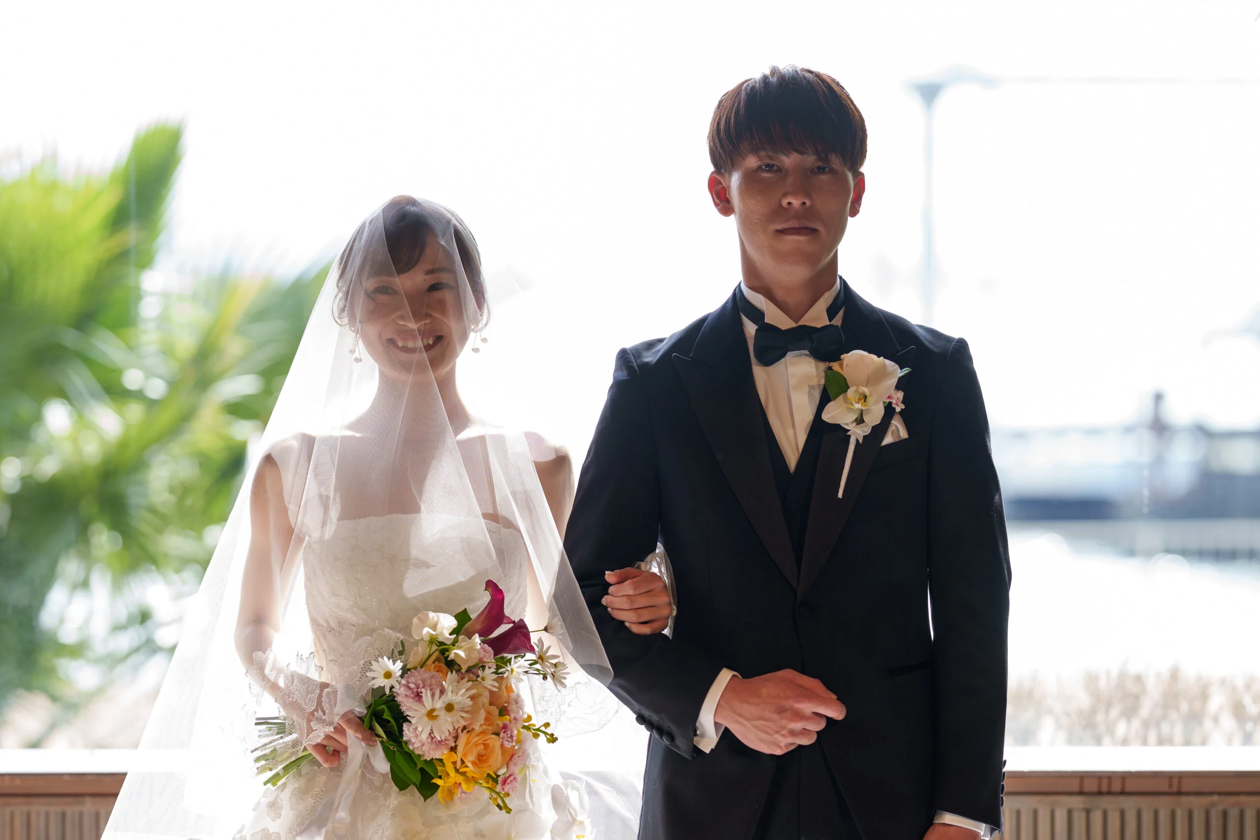 THE TREAT DRESSING福岡でレンタルいただけるアンバルジのAラインのウェディングドレスとクラシカルなブラックのピークドラペルのタキシード