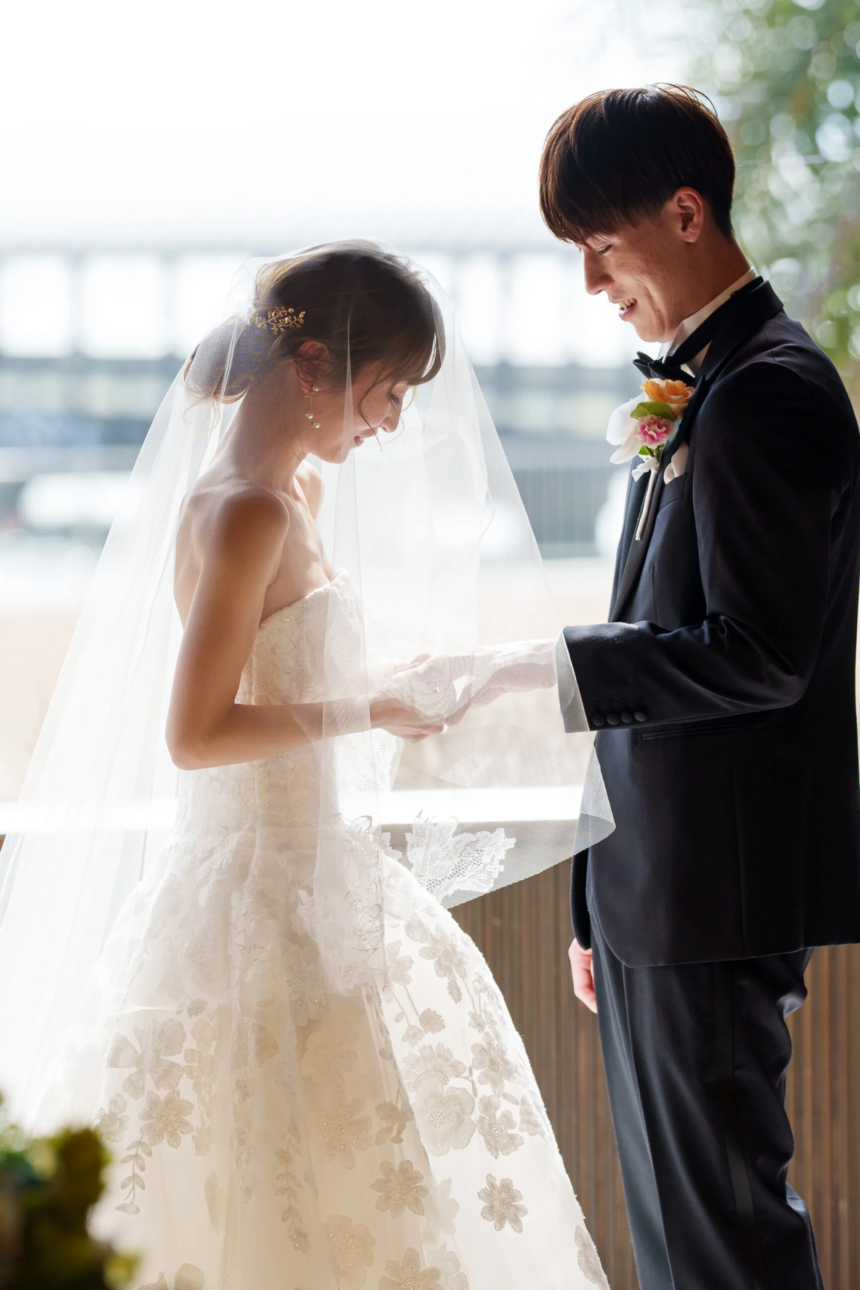 THE LUIGANSのチャペルは自然光が入り海が見渡せる解放感溢れる空間の中、お二人らしい挙式を行っていただけます