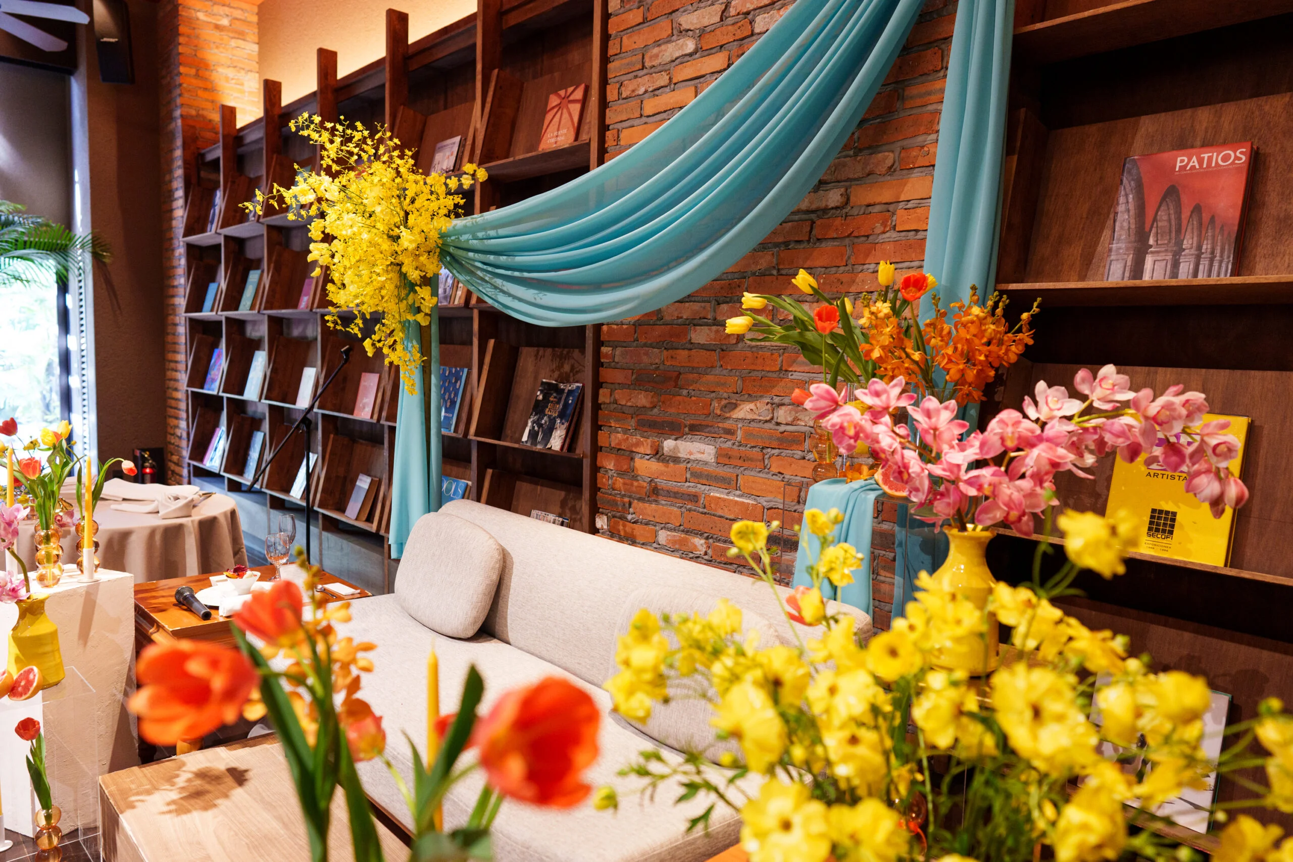 春らしく鮮やかでポップなフラワーコーディネートとソファのメイン席は、カジュアルでアットホームな結婚式にぴったり