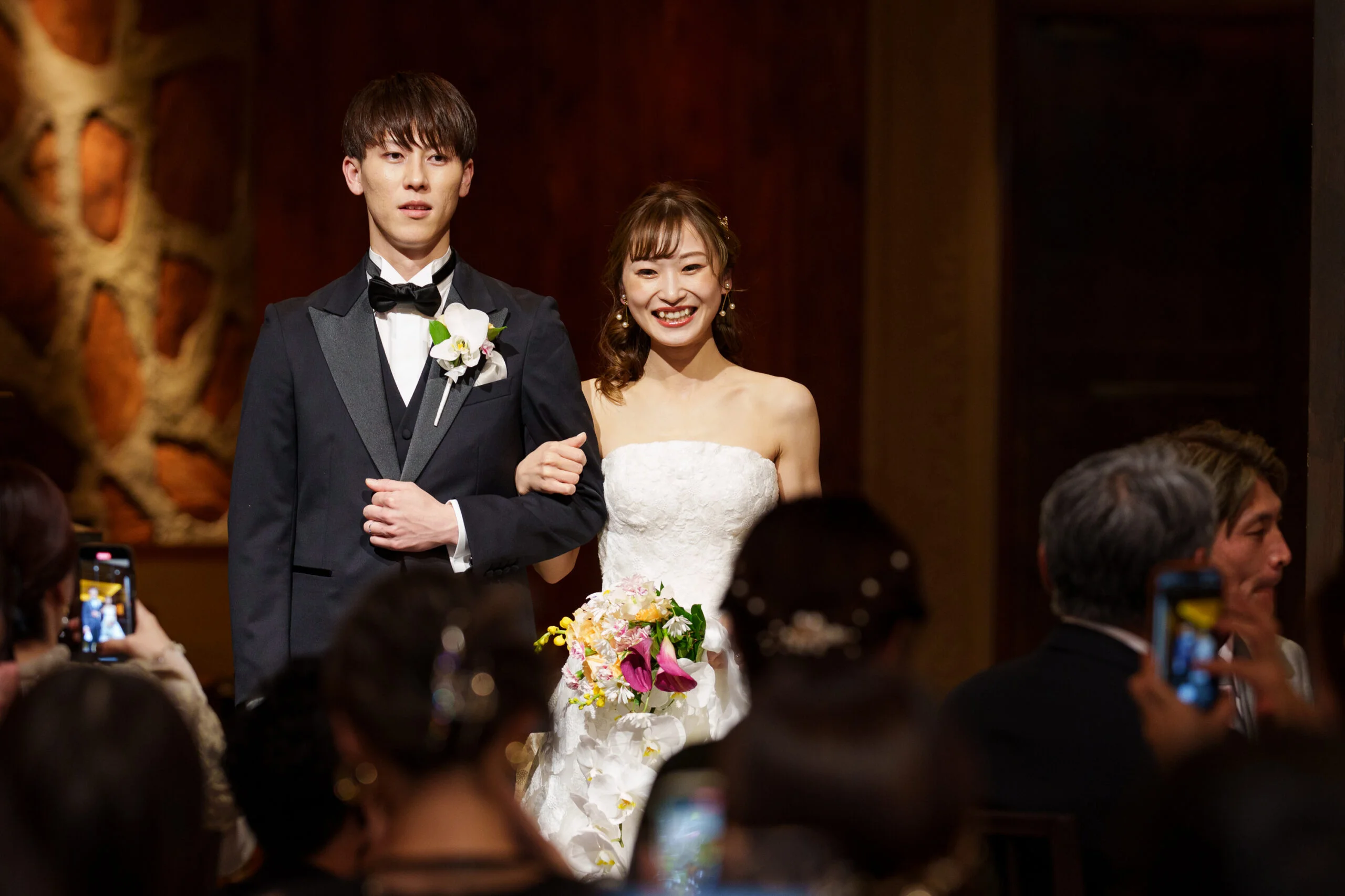 披露宴からはウェディングドレスにダウンヘアを合わせた、カジュアルでリラックスムードあるコーディネートでゲストと一緒に楽しむ結婚式が叶います