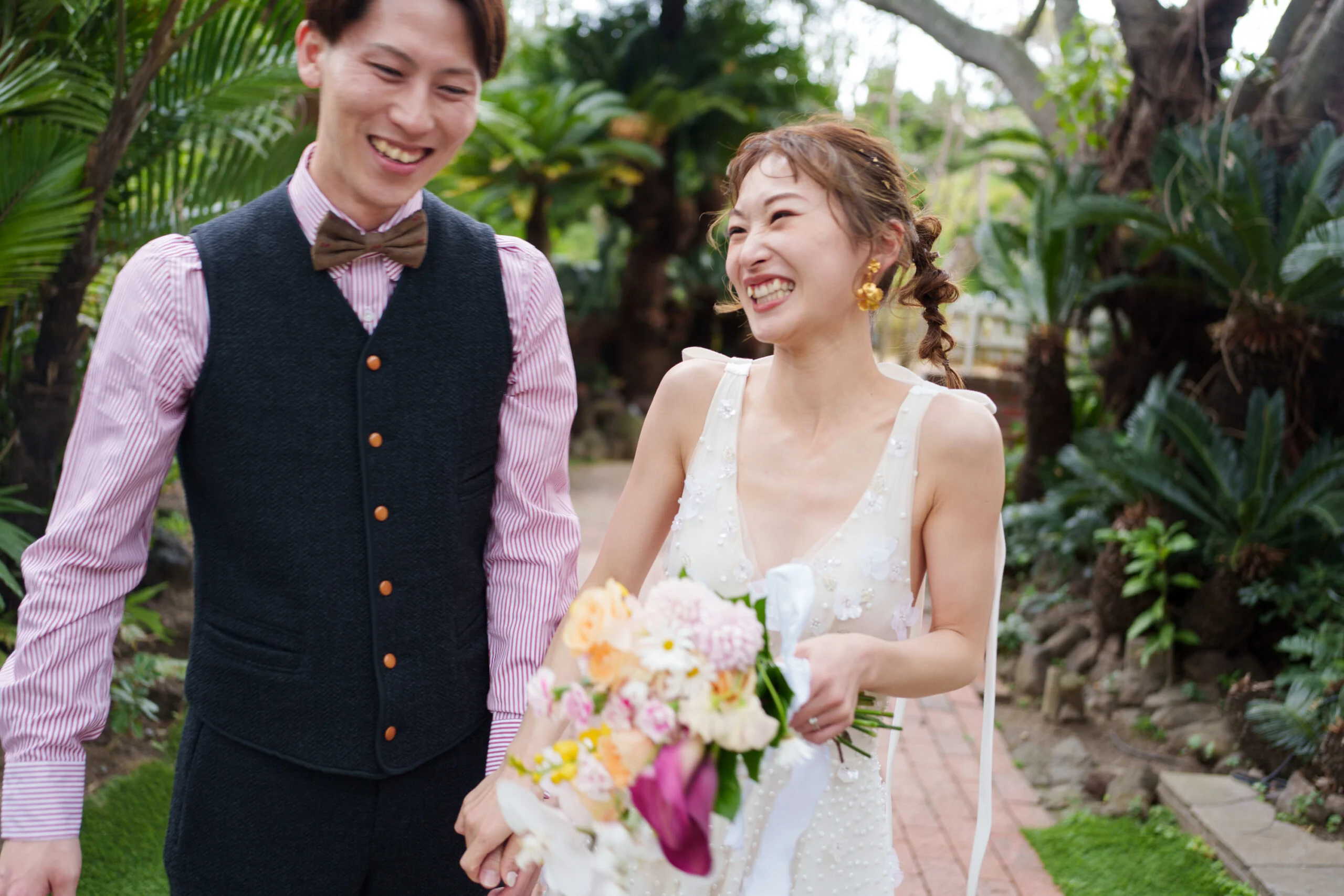 リズ マルチネスのスレンダーラインのチュールのウェディングドレスは、ナチュラルでカジュアルなザ ルイガンズ スパ&リゾートでの結婚式におすすめ