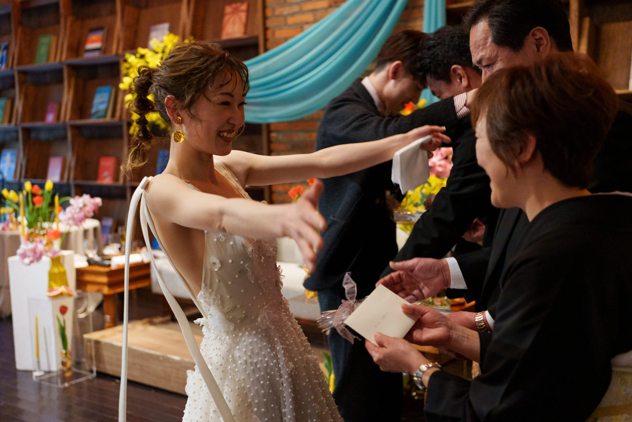 リボンとフラワーモチーフがフェミニンなリズ マルチネスのスレンダーラインのチュールのウェディングドレスはトリート福岡店でレンタルいただけます