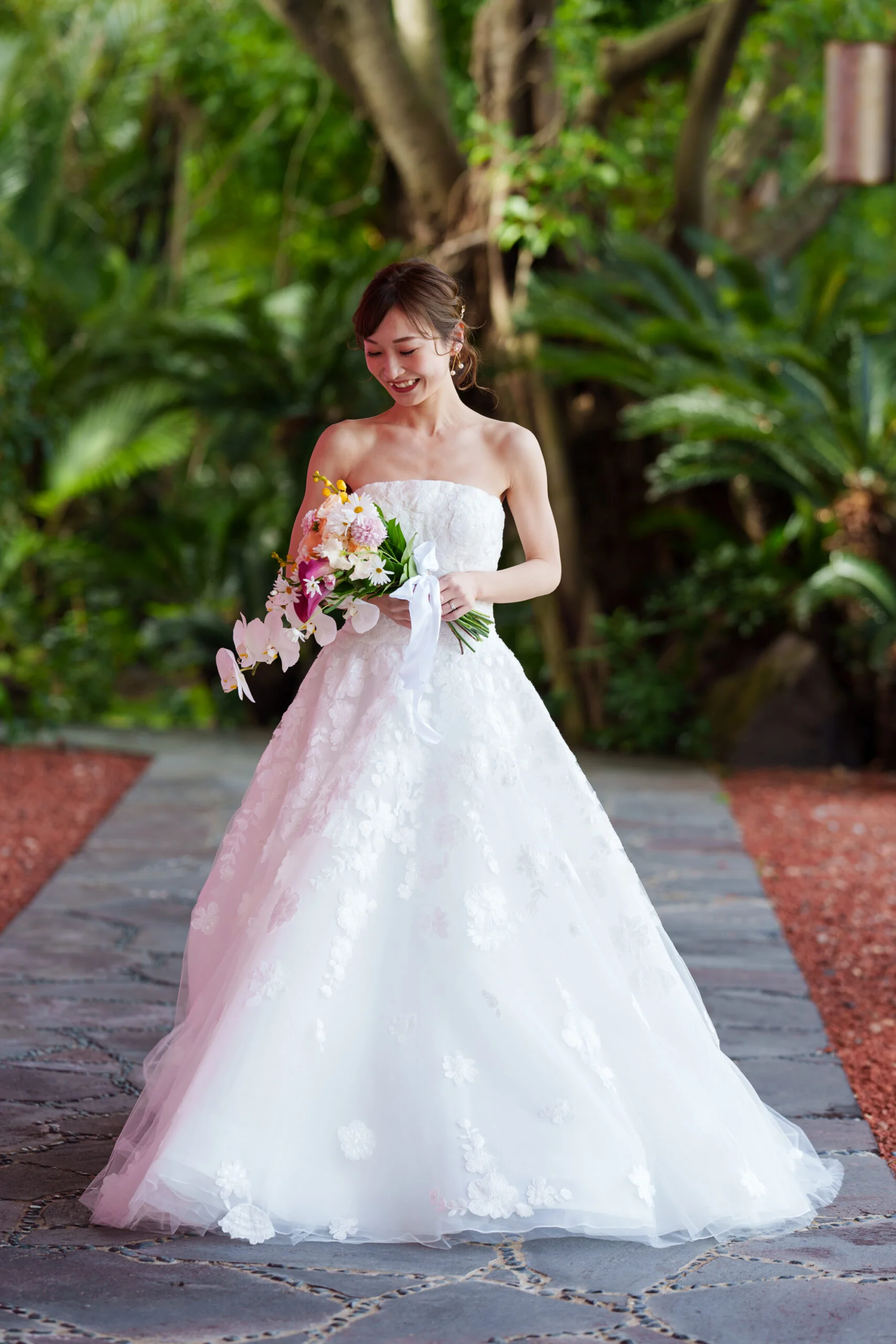 ザ トリート ドレッシング福岡店では、インポートブランドであるアンバルジのお花モチーフでキラキラとしたAラインのチュールのウェディングドレスをレンタルいただけます