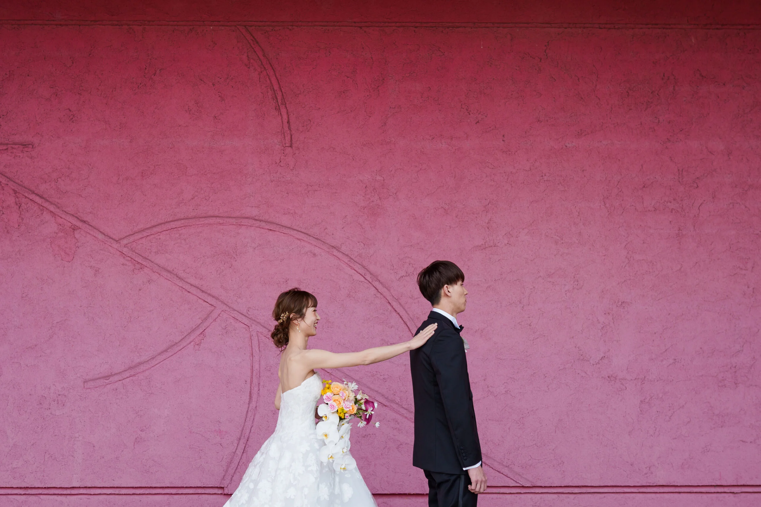 ザ トリート ドレッシング福岡店の提携式場であるザ ルイガンズ スパ & リゾートは、ピンクの壁前でのファーストミートが人気です