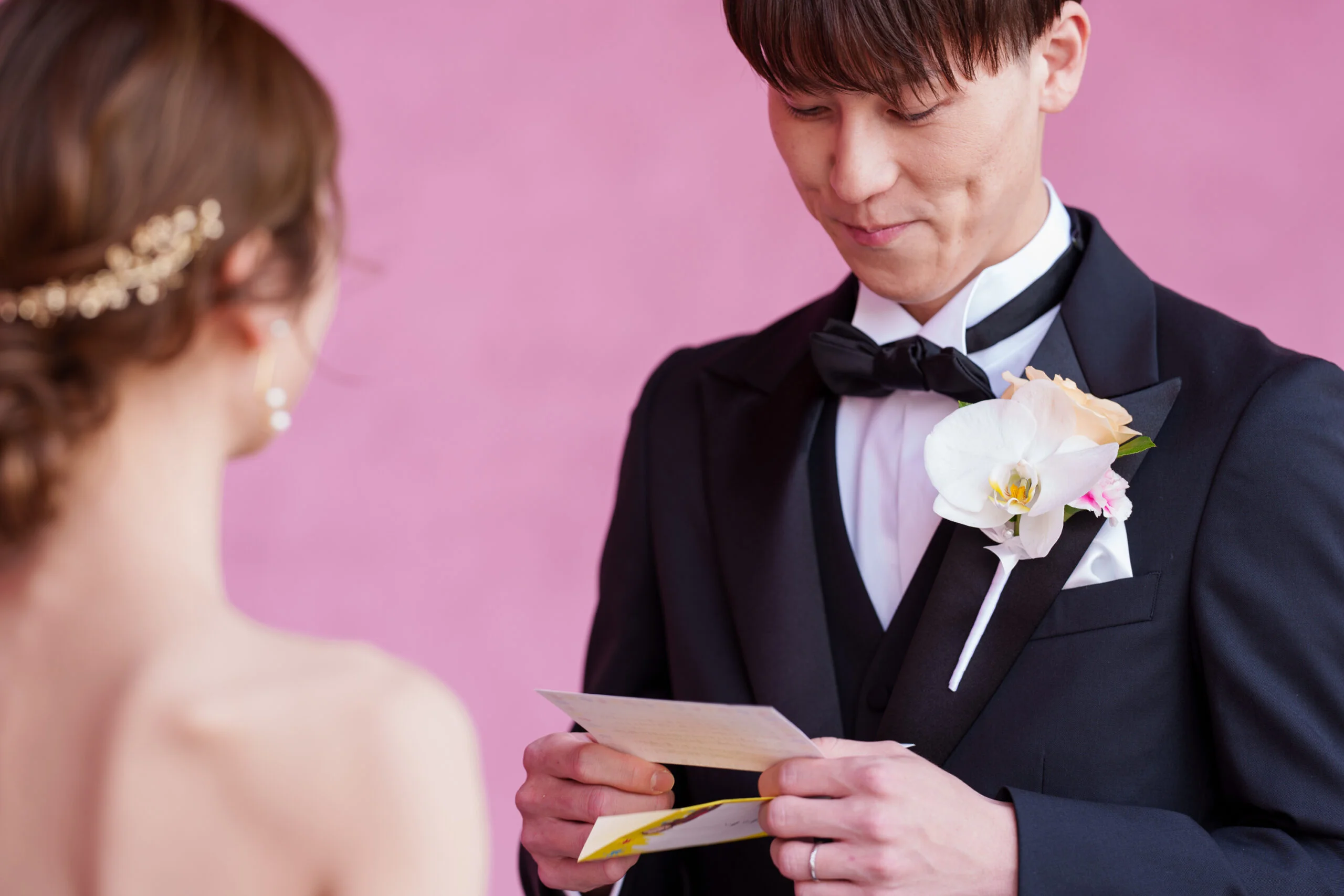 クラシカルでオーセンティックなブラックのピークドラペルのタキシードは、ウェディングドレスの白さを引き立て、流行に流されない普遍的なスタイルです